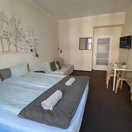Flat In Zizkov -103- شقة *